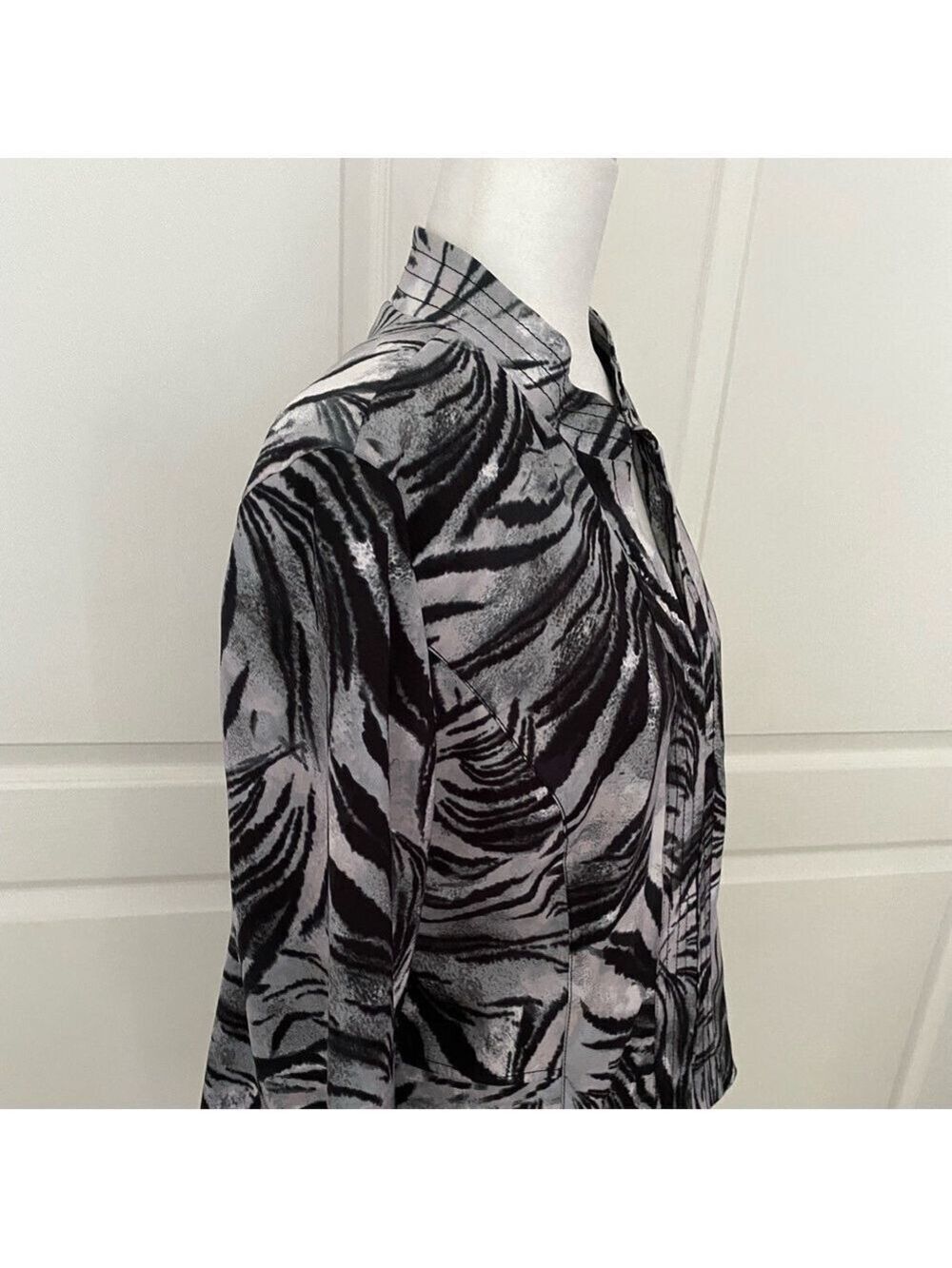 Molly & Maxx Zebra Print Zip Jacket L Petite – Bold Monochrome Statement Piece - Picture 5 of 9